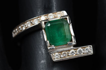 18K EMERALD & DIAMOND RING