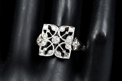 EDWARDIAN PLATINUM .85 CTW DIAMOND RING: