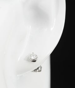 CLASSIC PLATINUM DIAMOND STUDS