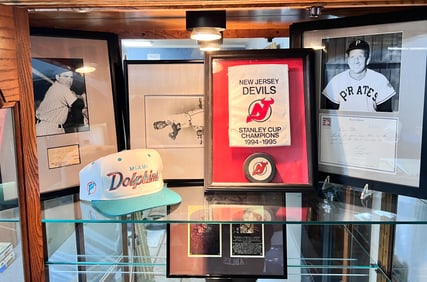 MULTI PIECE AMERICAN SPORTS MEMORABILIA LOT