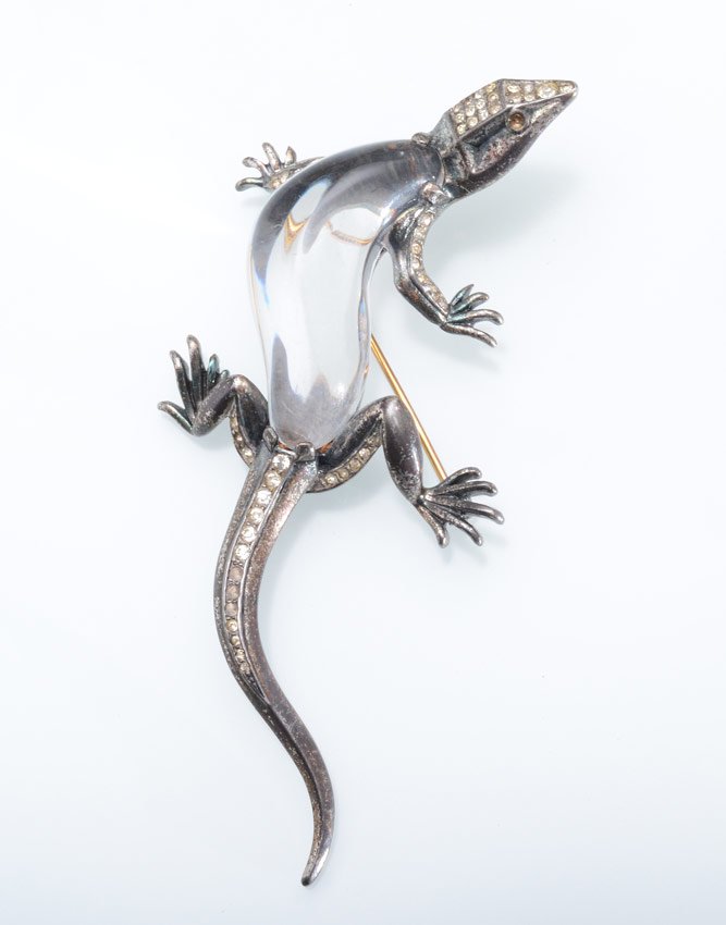 TRIFARI JELLY BELLY LIZARD BROOCH PIN: TRIFARI JELLY BELLY LIZARD BROOCH PIN: Lucite body with metal and rhinestone. Marked Trifari on head. 3 3/4" long.