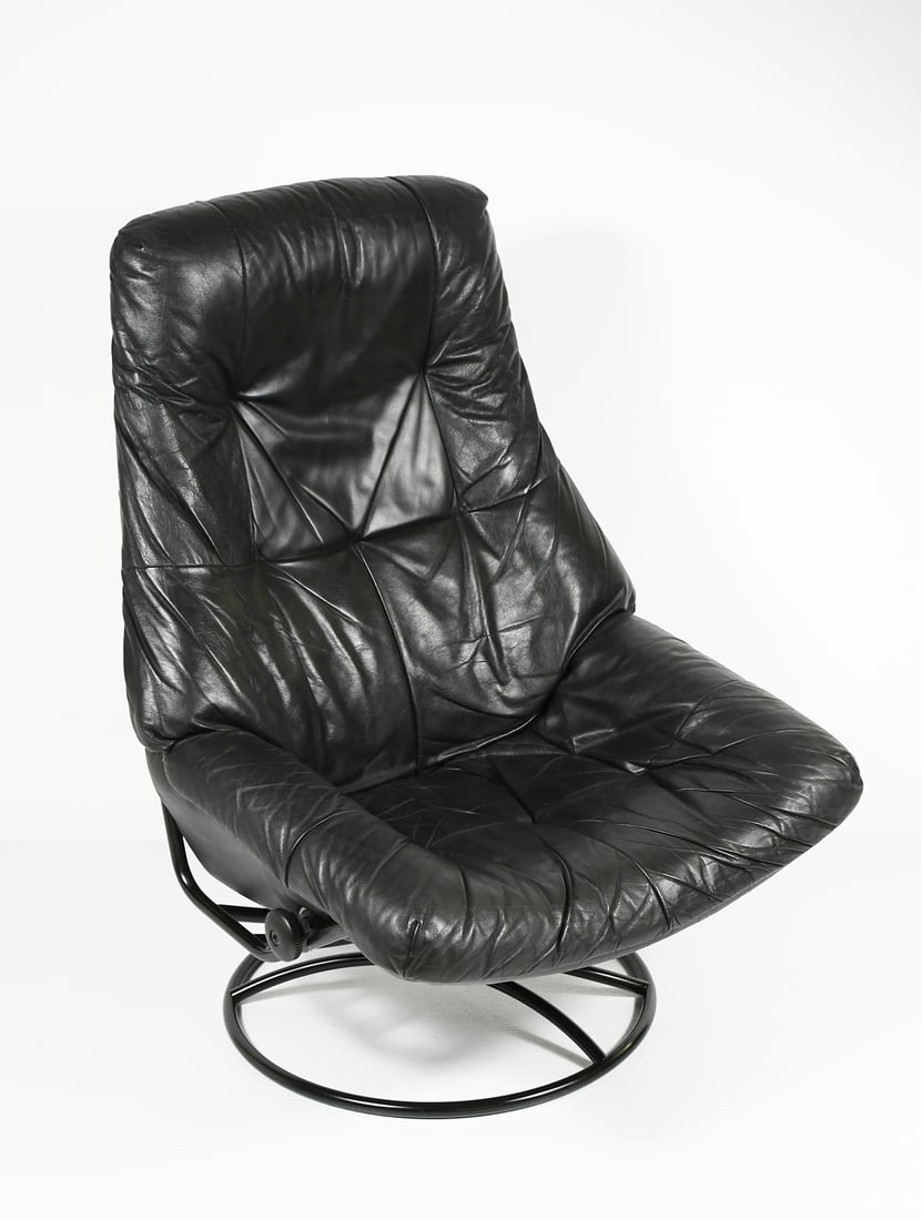 BLACK LEATHER EKORNES RECLINING CHAIR: BLACK LEATHER EKORNES RECLINING CHAIR: Black Leather reclining chair on a black painted metal swiveling base. Approx. 42.75" h x 31.5" w x 30" d.