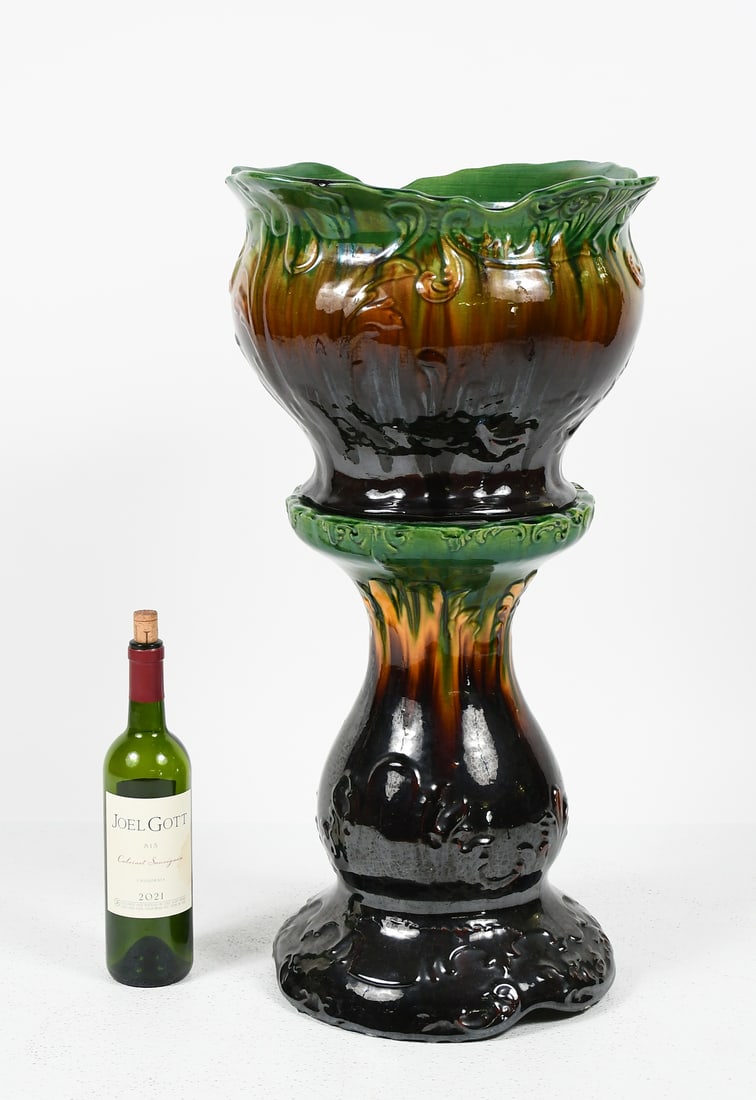 WELLER MAJOLICA POTTERY JARDINIERE & PEDESTAL: WELLER MAJOLICA POTTERY JARDINIERE & PEDESTAL: A striking Majolica pottery combo of a scalloped-edge jardiniere and matching pedestal in green, offwhite, and black. Jardiniere measures 11” in he