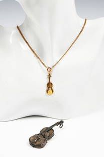 14K VIOLIN NECKLACE W / 10K GOLD CELLO: 14K VIOLIN NECKLACE W / 10K GOLD CELLO: A 14K yellow gold violin 1.5" pendant suspended from a 14K yellow old 25" chain mixed with a 10K white gold with a yellow wash cello 3" pendant. Weight: