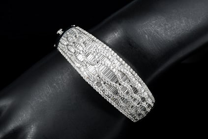 SPECTACULAR 18K WHITE GOLD DIAMOND BANGLE BRACELET