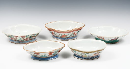 5 CHINESE FAMILLE ROSE FOOTED DISHES / BOWLS