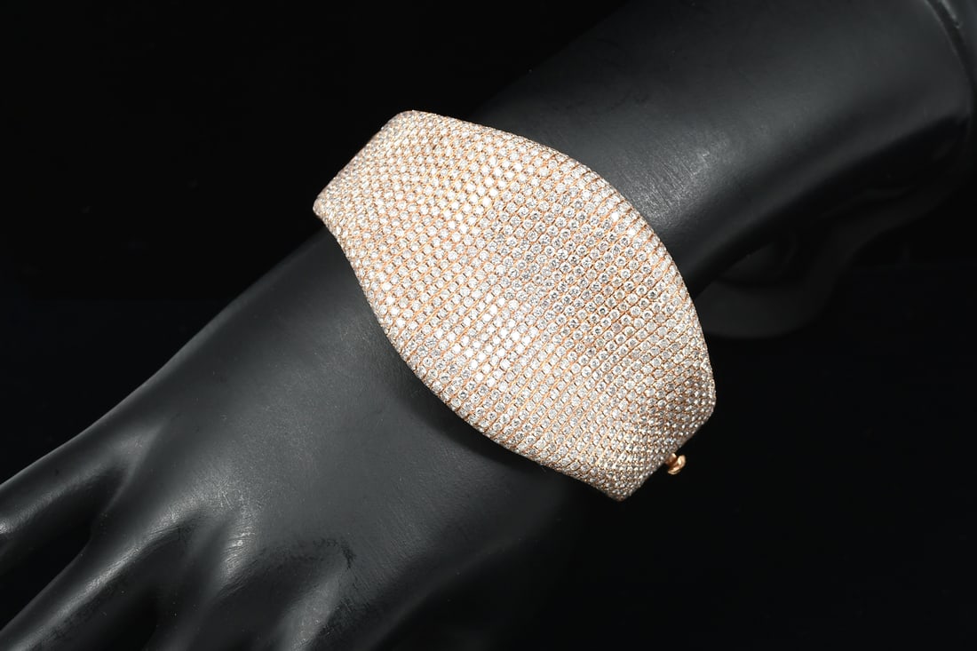 20 CTW DIAMOND ENCRUSTED BANGLE MARKED 18K AKMS: MAGNIFICENT 20 CTW DIAMOND ENCRUSTED 18K BANGLE MARKED 18K AKMS: This large bangle bracelet of 18K rose gold is encrusted with 1,094 round brilliant cut diamonds. Rated SI-I1 in clarity and H-I in col