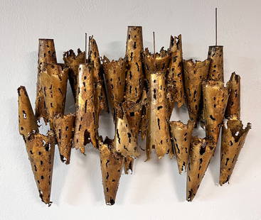 BRUTALIST STYLE GILT METAL WALL SCONCE: BRUTALIST STYLE GILT METAL WALL SCONCE: 19” x 23”.