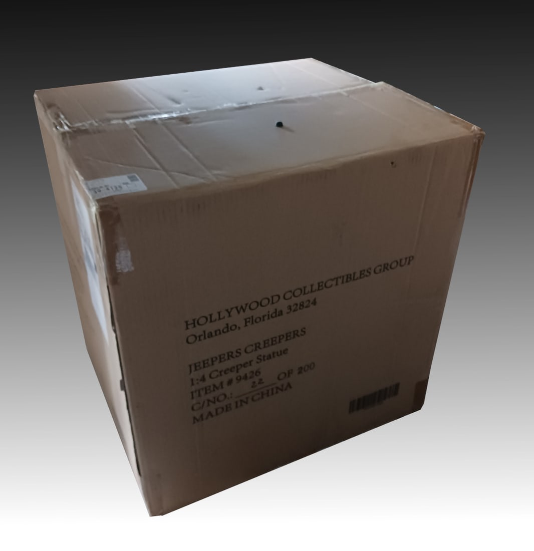 HOLLYWOOD COLLECTIBLES SCALE CREEPER STATUE: HOLLYWOOD COLLECTIBLES 1/4-SCALE CREEPER STATUE: Sinister 1/4-scale polystone statue of the Creeper monster from the cult horror film Jeepers Creepers. New in box, sold with the original shipping box