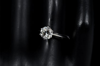 ELEGANT 18K PLATINUM RING 1.37CT KNIFE-EDGE SHANK