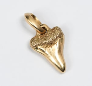 DAVID YURMAN 18K SHARK TOOTH AMULET