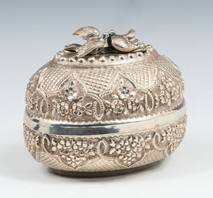 .900 FINE SILVER CONTINENTAL DRESSER BOX