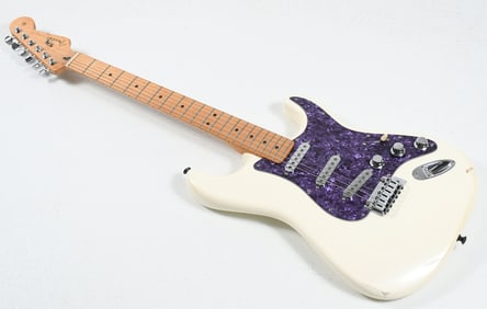 FENDER STRATOCASTER ELECTRIC GUITAR
