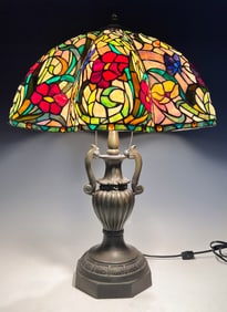 LEADED GLASS TABLE LAMP W/ SCALLOPED SHADE