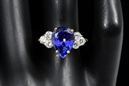 18K TANZANITE & DIAMOND RING: