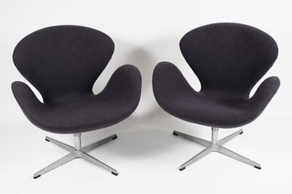 PR. ARNE JACOBSON SWAN CHAIRS