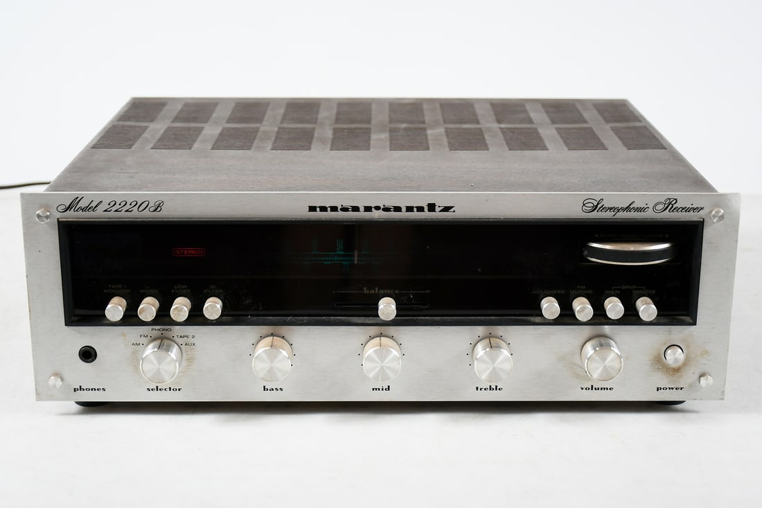 MARANTZ STEREOPHONIC 2220B STEREO RECIEVER: MARANTZ STEREOPHONIC 2220B STEREO RECIEVER: Produced from 1974-1977, 20 Watts per channel into 8ohms. Approx. 5.75" h x 17.25" w x 14.75" d.