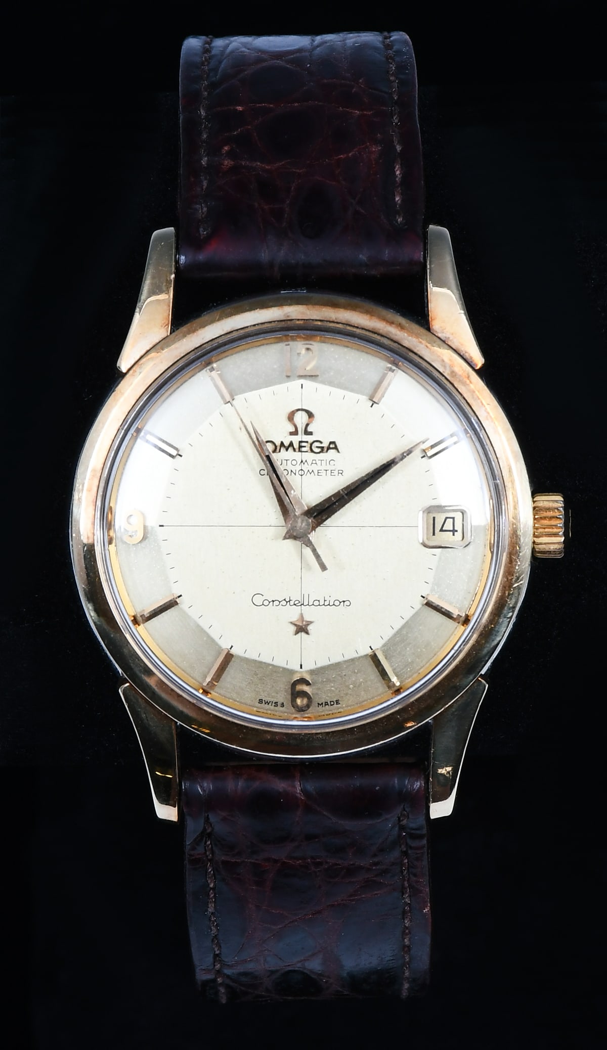 OMEGA CONSTELLATION WRISTWATCH: OMEGA CONSTELLATION WRISTWATCH: Omega Constellation Automatic Chronometer wristwatch. Pie pan dial, stainless steel case with yellow gold cap, date window at 3:00 position, sweep second hand, brown le