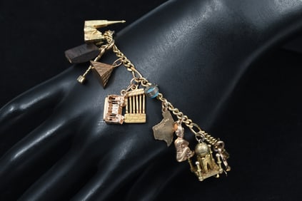 ENGLISH GOLD CHARM BRACELET