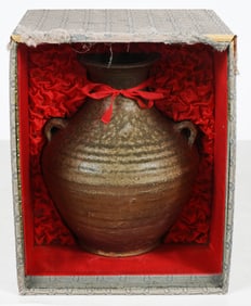 LATE QING DYNASTY TO REPUBLIC PERIOD STYLE JAR