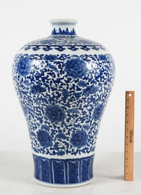 CHINESE BLUE AND WHITE PORCELAIN FLORAL VASE