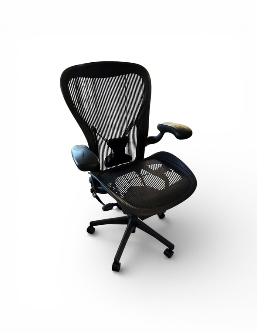 HERMAN MILLER AERON OFFICE CHAIR: HERMAN MILLER AERON OFFICE CHAIR: Size "C" fully adjustable model, standard lumbar support, vinyl armrests. Approx. 43.75" h x 28.25" w x 27" d.
