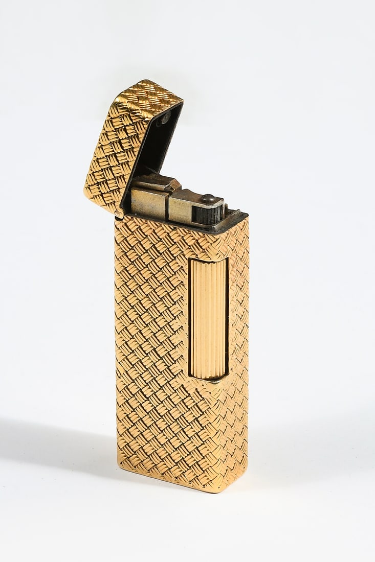 18K GOLD (OUTER JACKET) DUNHILL LIGHTER: 18K GOLD (OUTER JACKET) DUNHILL LIGHTER: A Dunhill Rollagas lighter marked "Dunhill" and Patented NYJ 207, 18K outer jacket. Dimensions: approximately 2.5" (h) x 1" (w) x .5" (d).