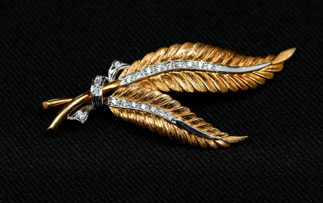 VINTAGE 18K DIAMOND DOUBLE LEAF BROOCH (1 of 5)