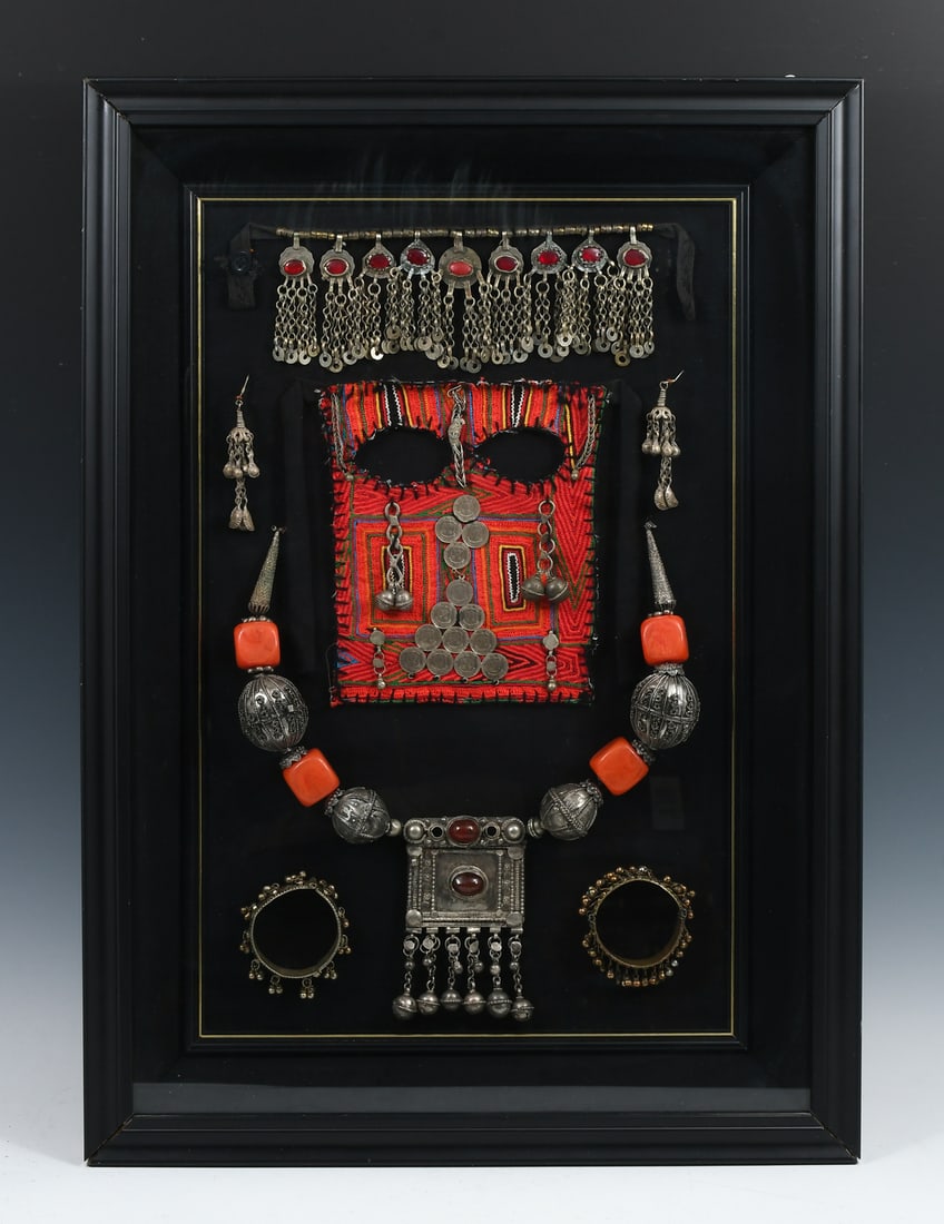 FRAMED JEWELRY ARABIAN PENINSULA (1 of 4)