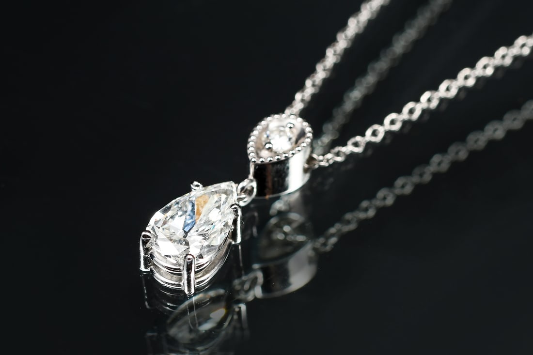 PLATINUM ART DECO PEAR SHAPED DIAMOND PENDANT: PLATINUM ART DECO PEAR SHAPED DIAMOND PENDANT: Platinum diamond pendant containing 1 pear shaped brilliant cut diamond measures approx: 8.25 x 5.30 x 3.30 mm. Weight: .86 Ct. Approx. Rated Vs in Clari