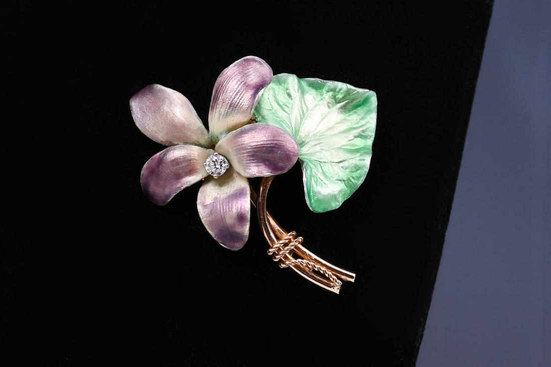 14K GOLD ART NOUVEAU FLORAL BROOCH W/ DIAMOND: 14K GOLD ART NOUVEAU FLORAL BROOCH W/ DIAMOND: 14K yellow gold Art Nouveau enamel brooch contains one old European round cut diamond. WEIGHT: .15 Ct. Approx. Rated VS in clarity and G-H in color. Lock