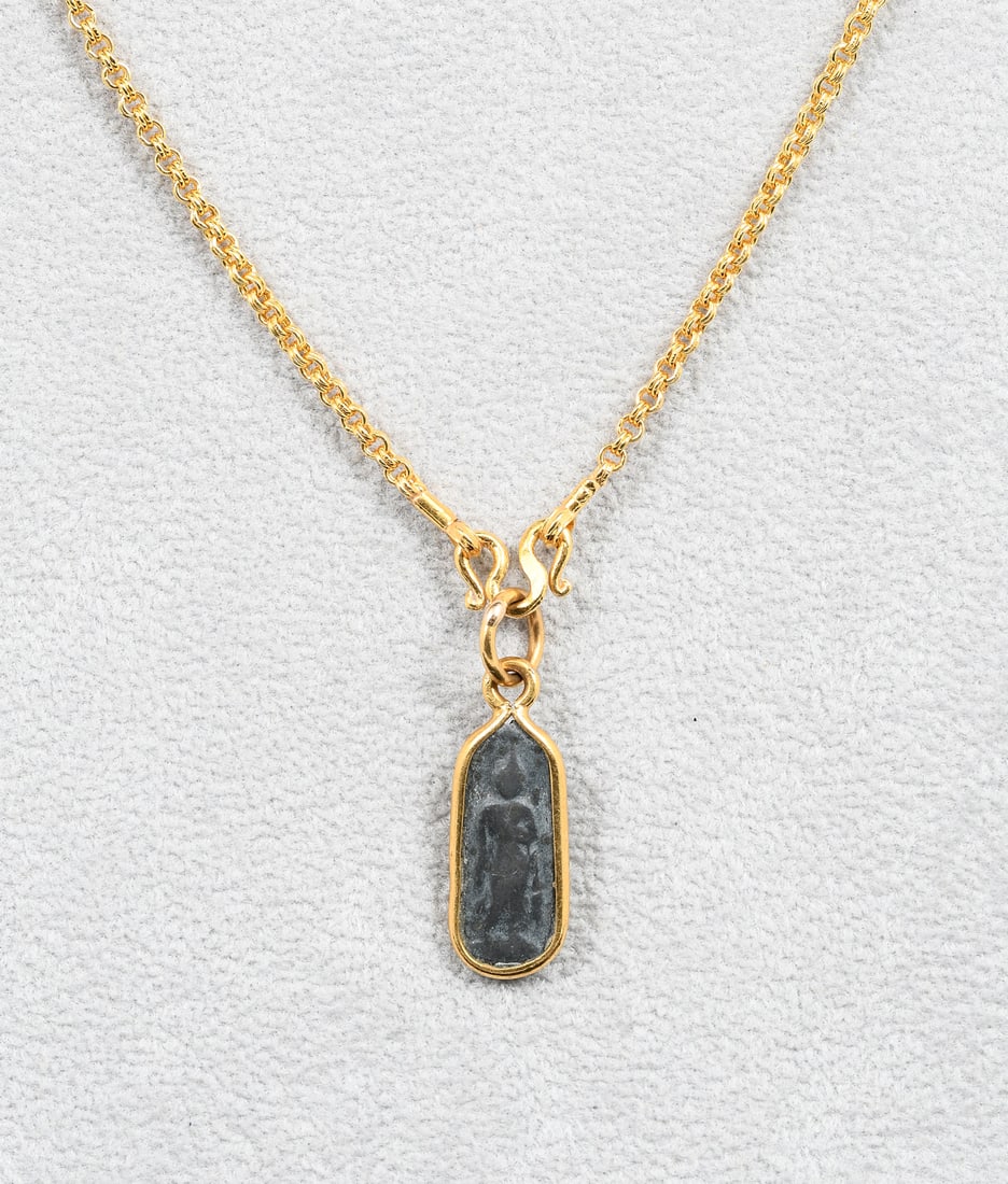 22K GOLD CHAIN W/ PHARA PANG-LILA PENDANT: 22K GOLD CHAIN W/ PHARA PANG-LILA PENDANT: 22K yellow gold chain with a Phara Pang-lila pendant attached. Length: 13" with “S" hook clasp. Weight: 10.4 grams.