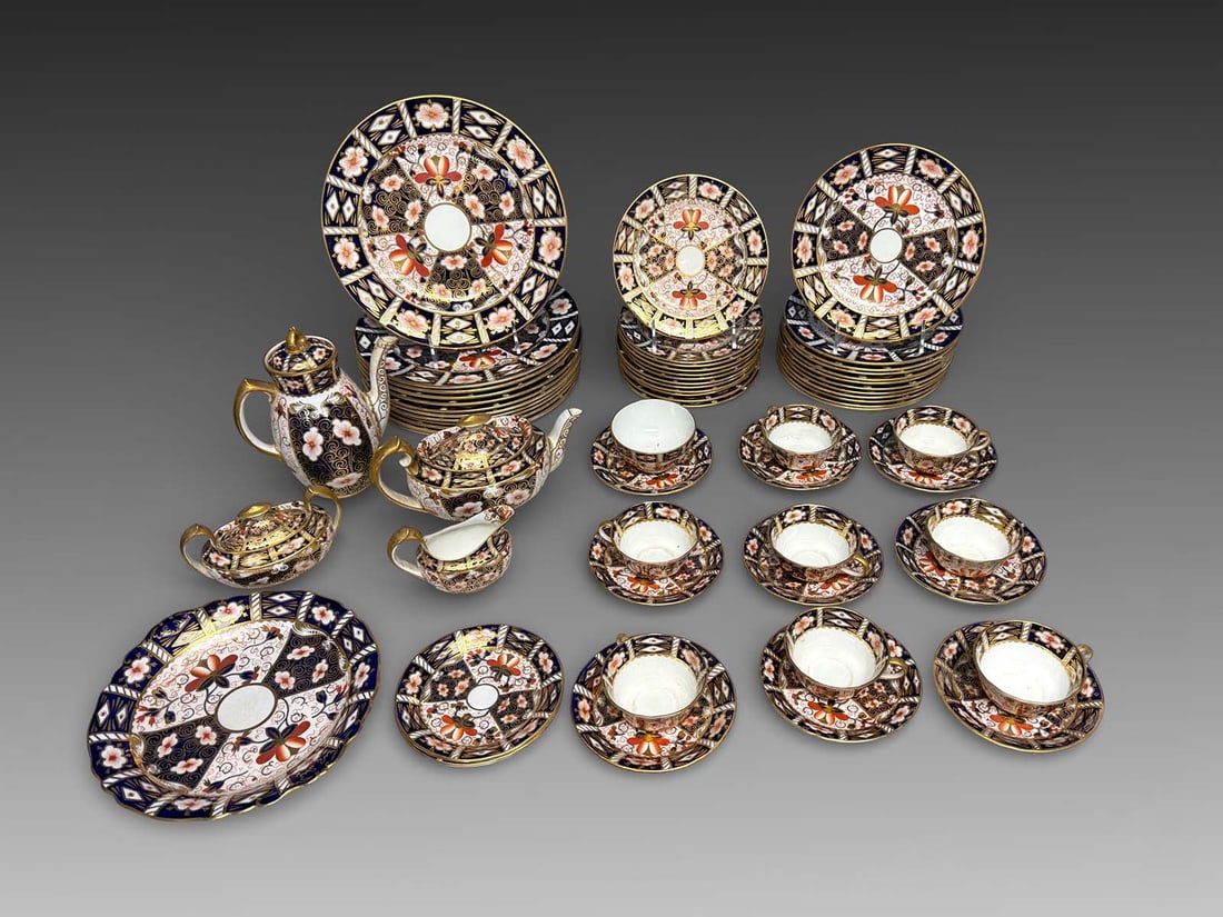 81 PC ROYAL CROWN DERBY IMARI DINNER SERVICE: 81 PC ROYAL CROWN DERBY PORCELAIN TEA / COFFEE SERVICE IN THE IMARI PATTERN NO. 2451: Decorated with cobalt blue, iron red and gilt floral reserves. Comprising teapot, coffee pot, covered sugar, cream