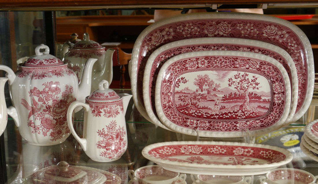 VILLEROY & BOCH RED RUSTICANA 26 PC: VILLEROY & BOCH RED RUSTICANA DINNERWARE: 26 pieces to include tureen, square vegetable, gravy boat, teapot, 3 platters (10-14"), 5 dinner plates (10"), 6 cream soups with saucers. Sold with a coffee
