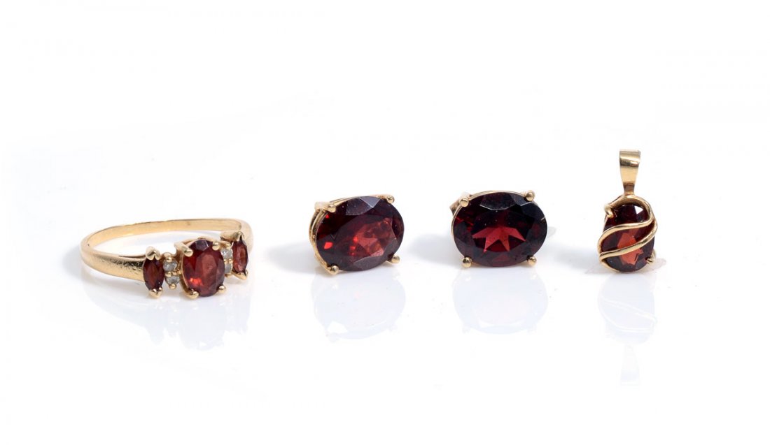 14K GOLD 10 CT GARNET JEWELRY: ESTATE LOT OF 14K GARNET JEWELRY: 14K yellow gold garnet ring, pendant and pierced earrings contain four oval shaped garnets totaling approx. 10.00 Ct. Four round full cut diamonds. Weight: .02 Ct. Ap