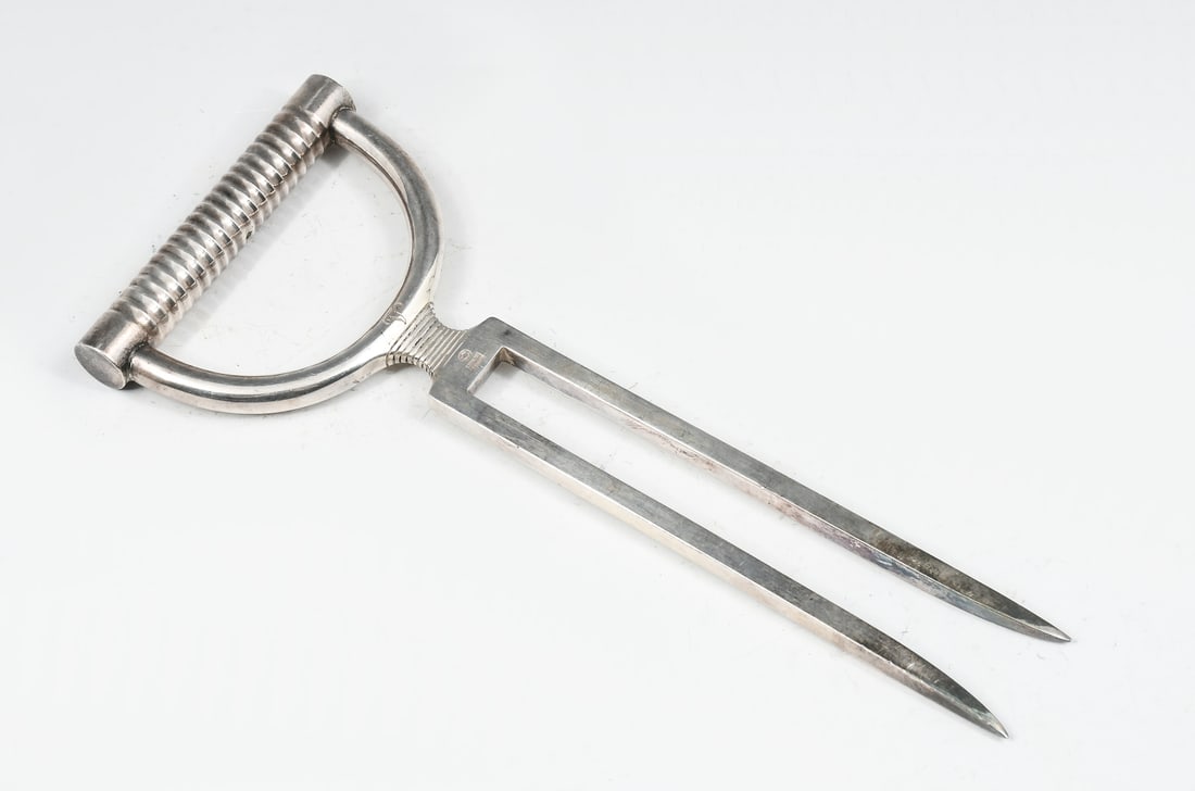 GEORG JENSEN STERLING SILVER MEAT CARVING FORK: GEORG JENSEN STERLING SILVER MEAT CARVING FORK: Approx. 6.98 Troy ounces.