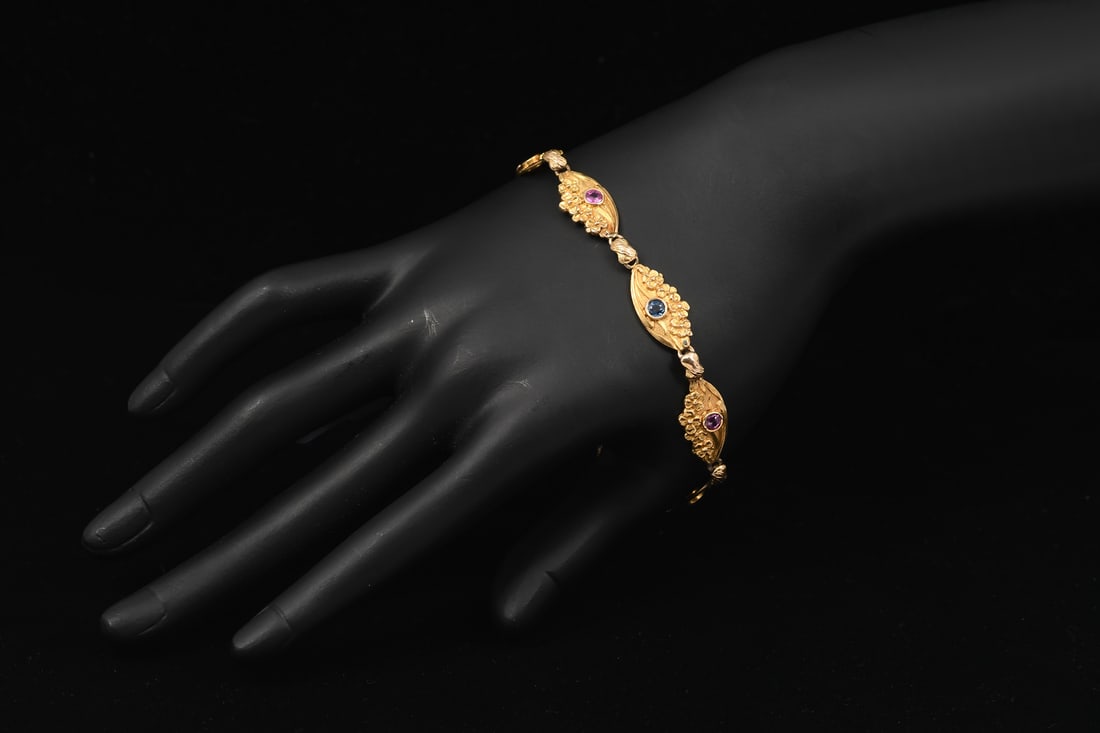 14K GOLD SAPPHIRE ART NOUVEAU BRACELET: 14K GOLD SAPPHIRE ART NOUVEAU BRACELET: 14K yellow gold bracelet contains 7 round native cut pink and blue sapphires. Weight: 1.40 Ct. Approx. The sapphires are bezel set. Locking closure. Length: 8".