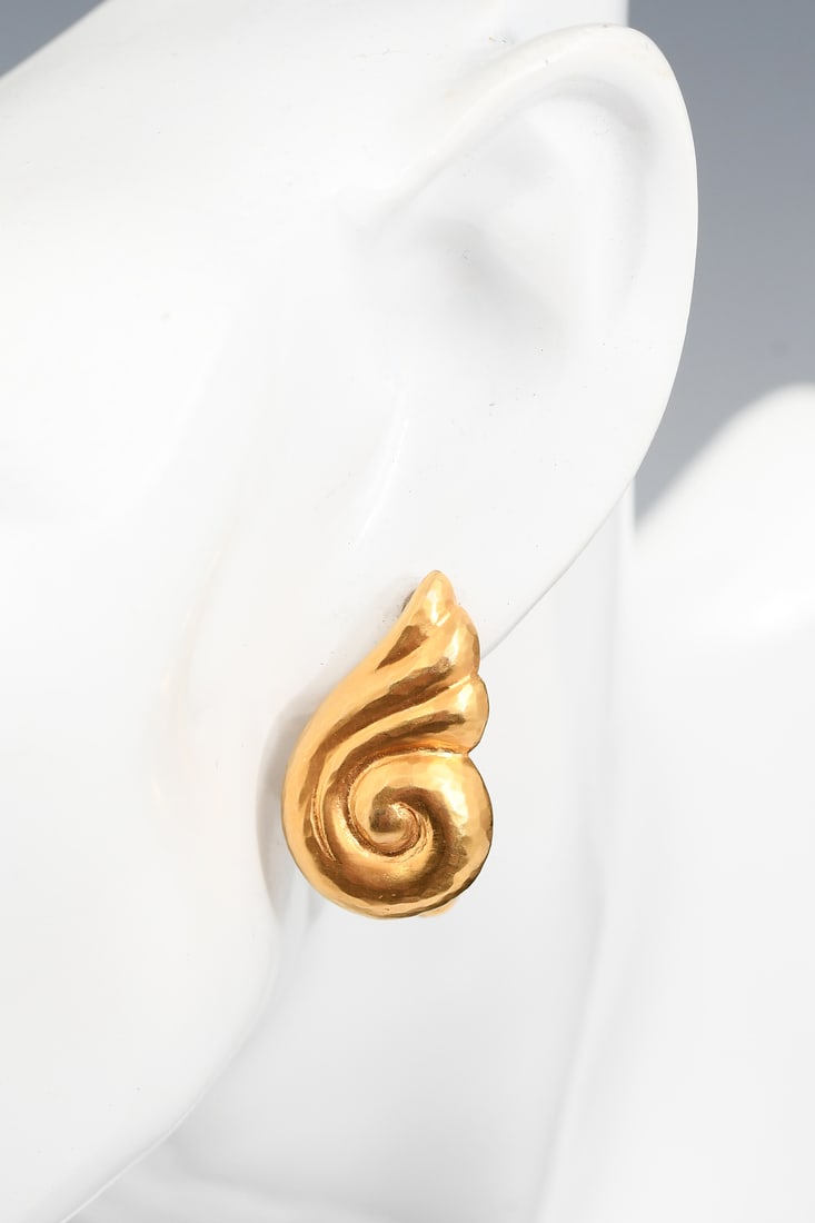 18K GOLD EARCLIPS: 18K GOLD EARCLIPS: 18K yellow gold earclips with a shell motif. Approximately 1" x .625". Weight: 11.9 grams.