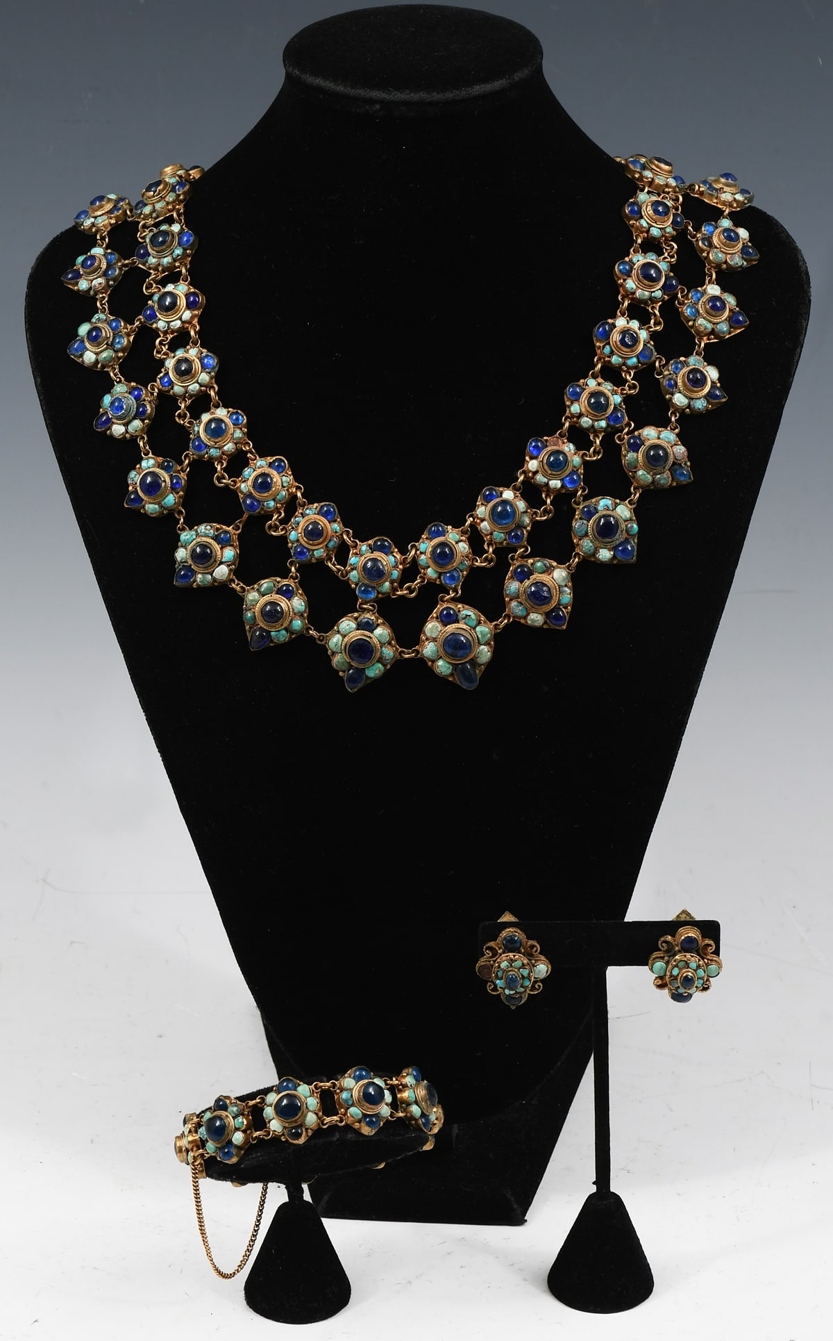 NECKLACE, BRACELET, EARRINGS SUITE: NECKLACE, BRACELET, EARRINGS SUITE: