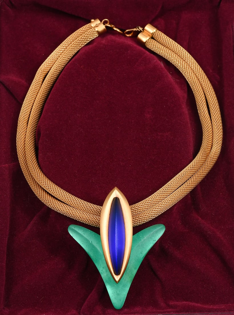 LINDA MACNEIL NECKLACE GOLD PLATED MESH/CAST GLASS: LINDA MACNEIL NECKLACE GOLD PLATED MESH/CAST GLASS: A stunning art jewelry piece by renowned artist Linda MacNeil is "Mesh Necklace #129". Created of acid-polished green and blue cast glass, mirrored