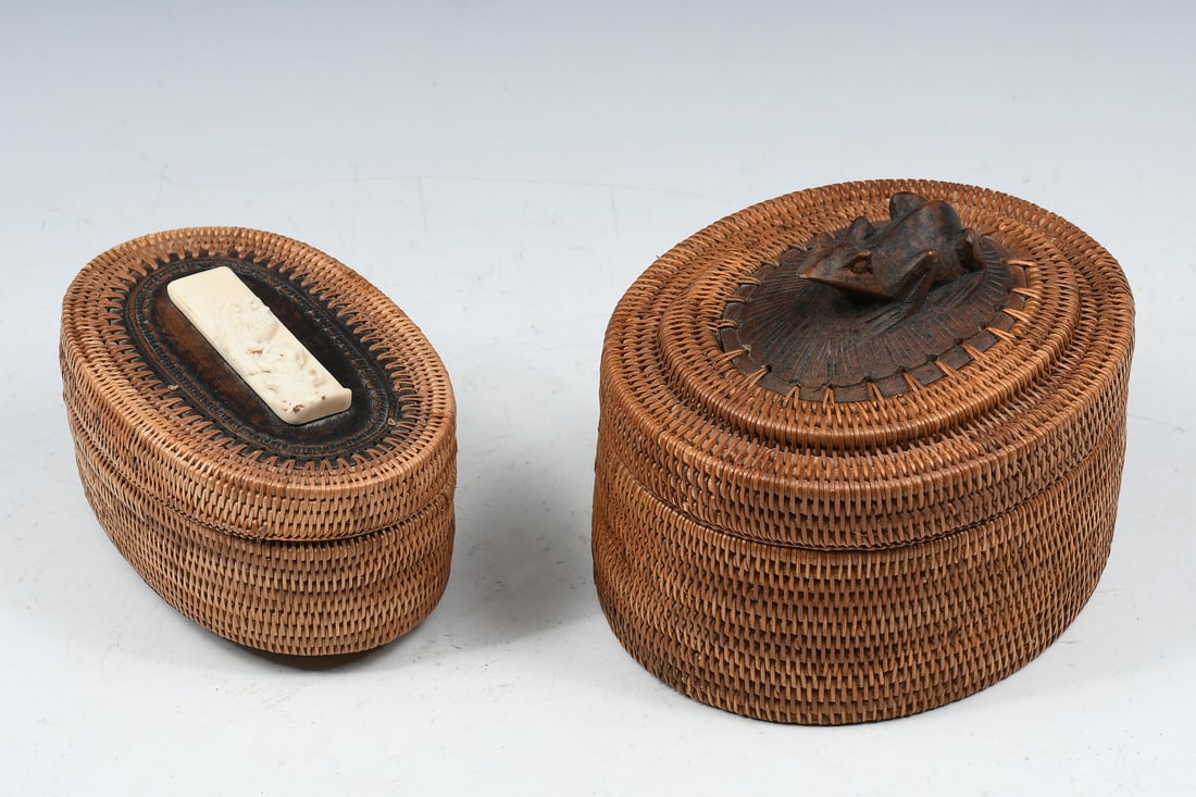 2 HAND-WOVEN INUIT BASKETS FROG & OWL: 2 HAND-WOVEN INUIT BASKETS FROG & OWL: Two small lidded woven storage baskets. One topped with a frog measures 5.25" (h) x 6.5" (w), one topped with an owl measures 3.25" (h) x 6" (w).