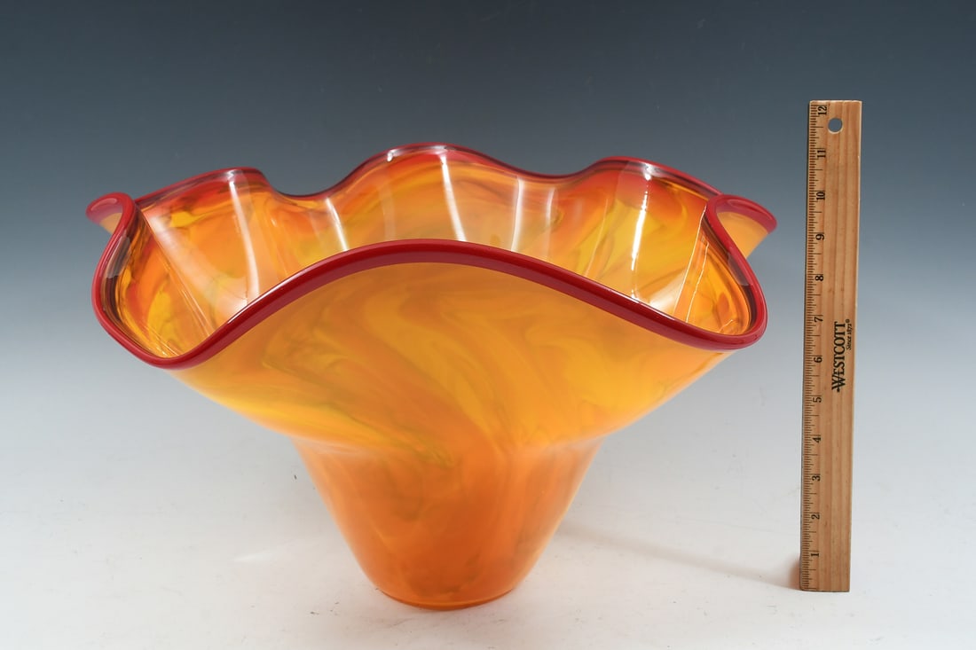 HANKERCHIEF ART GLASS CENTER BOWL/VASE (1 of 4)