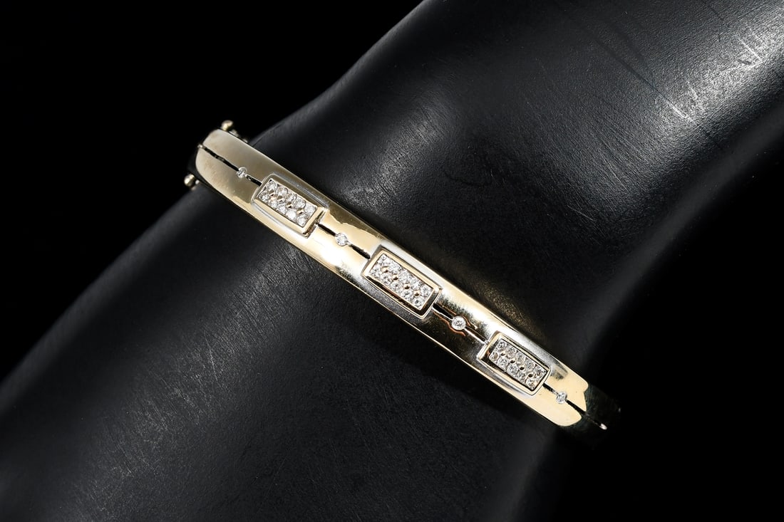 18K GOLD AND DIAMOND BANGLE (1 of 5)