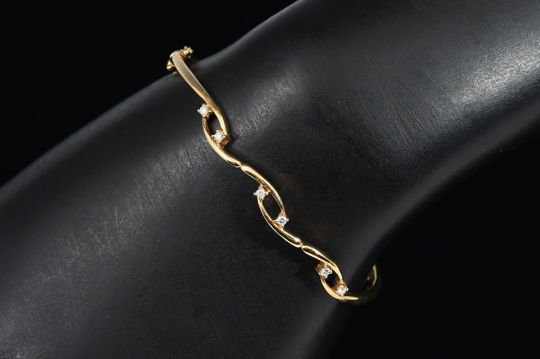 14K GOLD AND DIAMOND BANGLE: 14K GOLD AND DIAMOND BANGLE: