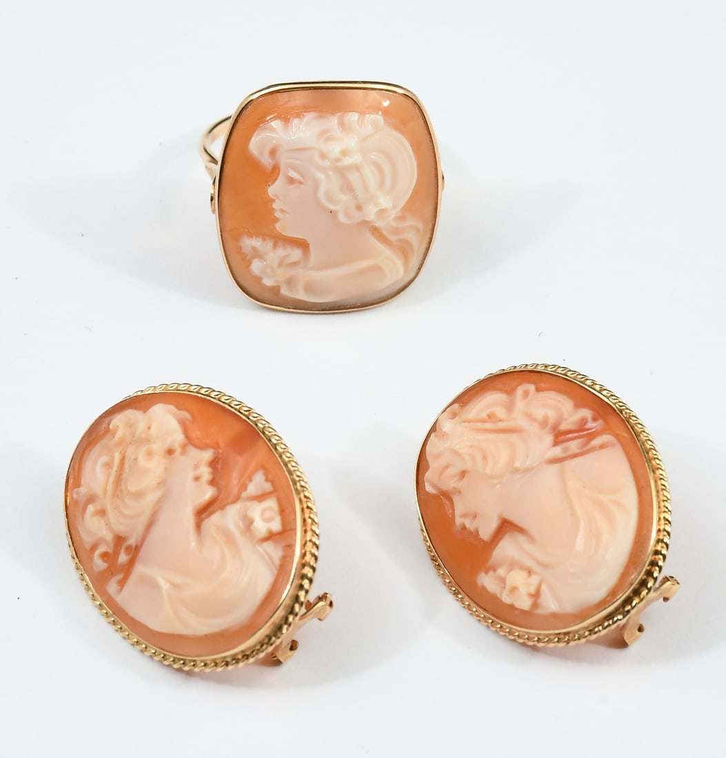 14K CAMEO RING & EARRINGS: 14K CAMEO RING & EARRINGS: 14K brooch/pendant contains one 35.00 x 30.00 mm oval cameo depicting a Grecian or Victorian female. Locking bar pin closure and pivot bail. Cameo is bezel set in frame
