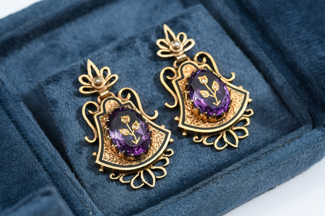 14K 19TH CT 5CTW AMETHYST ROSE CUT EAR PENDANTS: 14K 19TH CT 5CTW AMETHYST ROSE CUT EAR PENDANTS: 14K yellow gold late Victorian fabricated pendant earrings contain 2 oval faceted amethysts with gold inlay containing rose cut diamonds. Approx. 5.00 