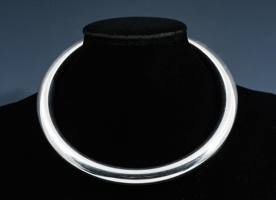 KALIBRE' HARLEN KOREY STERLING COLLAR: KALIBRE' HARLEN KOREY STERLING COLLAR: High quality signed vintage modernist solid sterling silver collar choker. Necklace is approximately 16" long, plus the gap, easy to get on by twisting one side 
