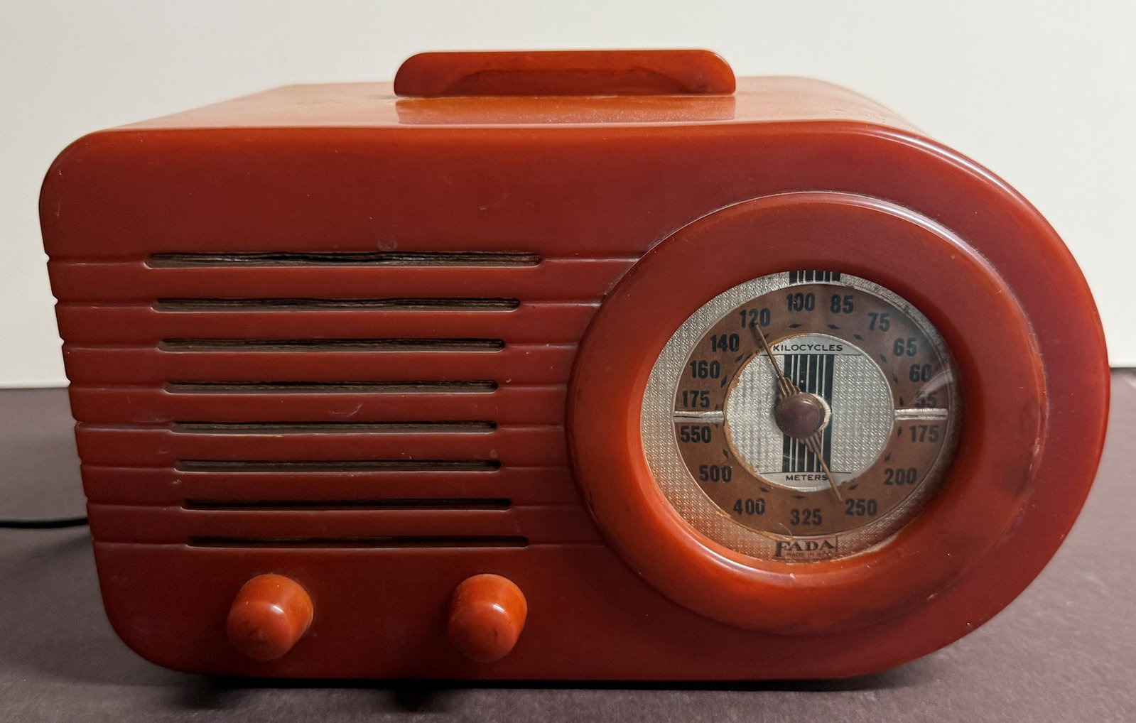FADA BAKELITE RADIO BULLET 1000 (1 of 2)