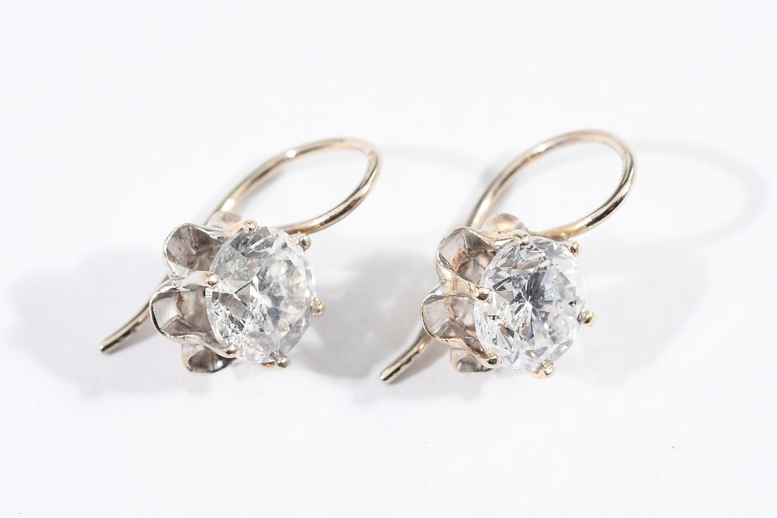 14K GOLD 3.08 CTW DIAMOND EARWIRES: 14K GOLD 3.08 CTW DIAMOND EARWIRES :14K white gold solitaire earrings contain 1 transitional round brilliant cut diamond. Weight 1.50 Ct approximate. Rated I2 in clarity and G in color. and 1 round br