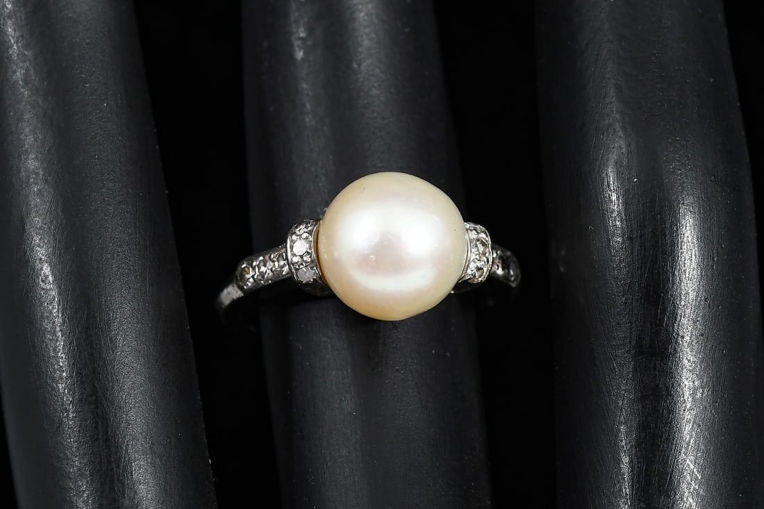 PLATINUM & PEARL RING W/ DIAMONDS: PLATINUM PEARL & DIAMOND RING: Platinum ring contains one 9.00 mm cultured pearl. 12 round single cut diamonds. Weight: .25 Ct. Approx. Rated VS in clarity and G-H in color. Pearl is peg and epoxy